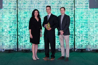 ACS GCI’s Isamir Martinez (left) presented representatives from the Bristol Myers Squibb (BMS) Sustainability Team with the first-ever Data Sciences and Modeling Award for Green Chemistry at the GC&E Awards Ceremony